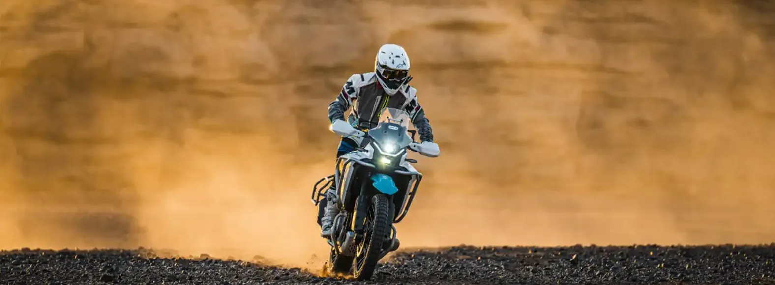 No momento, você está visualizando CFMoto Ibex 450 no Brasil: 5 Razões para a Sahara 300 se Preocupar em 2026