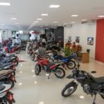 Concessionária de motos no Brasil cheia de modelos populares como Honda CG, Fan e Titan em exposição