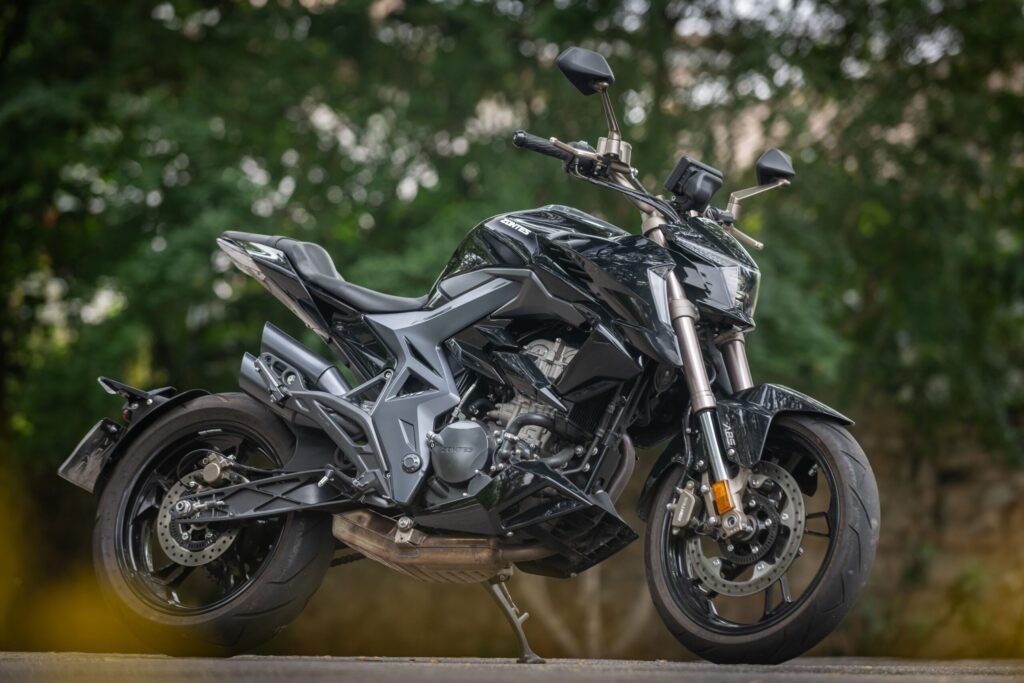 Motociclista usando moto no trânsito urbano brasileiro
