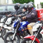 mecânico realizando troca de kit de transmissão em motocicleta popular