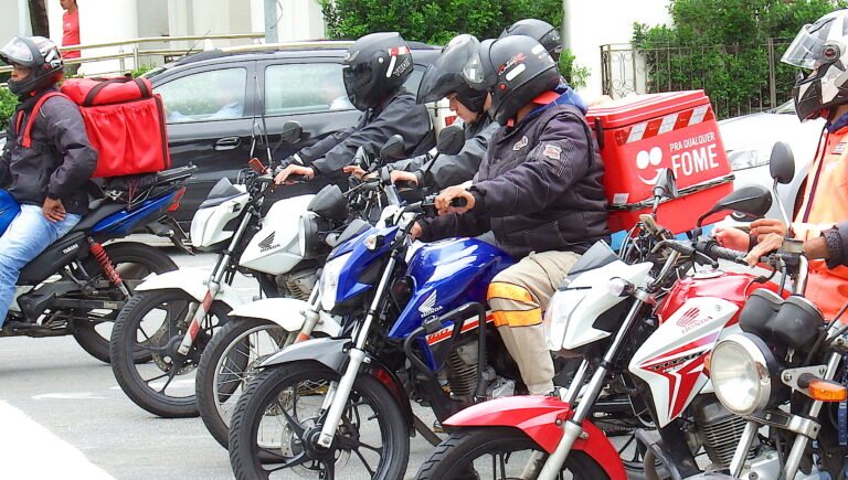 mecânico realizando troca de kit de transmissão em motocicleta popular