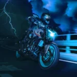 Nova Yamaha MT-03 estacionada em ambiente urbano destacando o design agressivo da naked